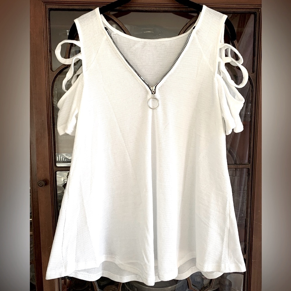 Waffle Knit Caged Shirt Sleeve Top with V-Neckline and Zipper